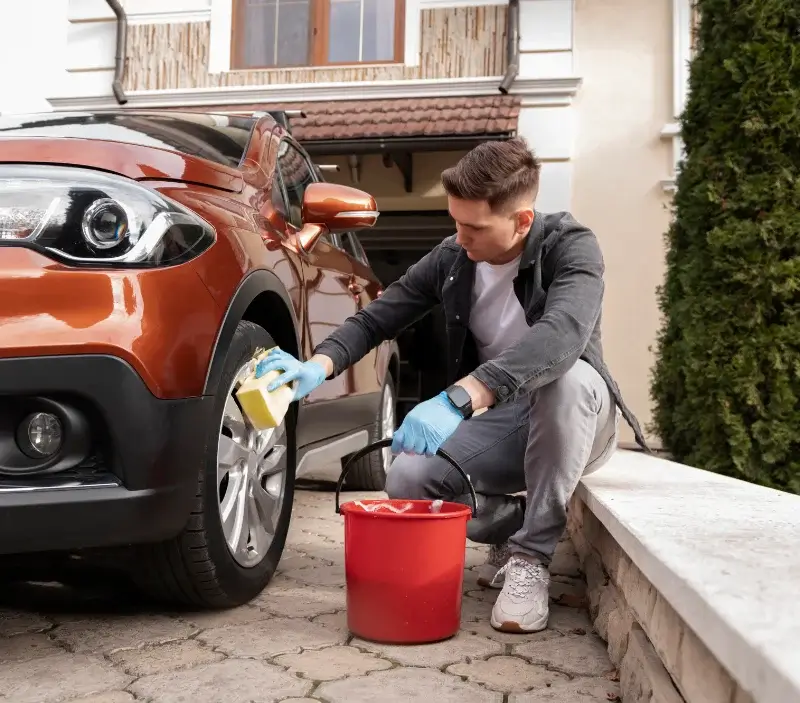 Lavage auto à domicile Saint-Parthem : professionnel intervenant sur un véhicule